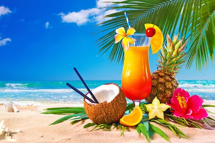 Ein Cocktail auf einem Sandstrand