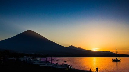 Panorama des Vulkans Agung auf Bali bei Sonnenuntergang