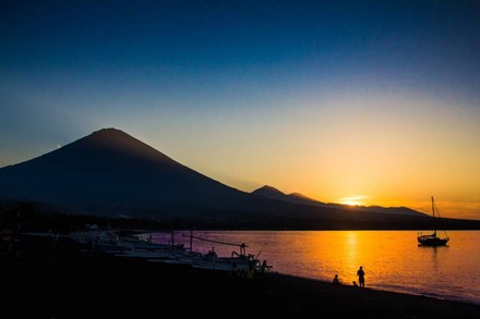 Panorama des Vulkans Agung auf Bali bei Sonnenuntergang