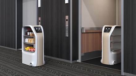 Knapp ein Drittel der Befragten will auch in Zukunft auf eine kontaktlose Gästekommunikation etwa im Check-In oder Roomservice setzen. (Foto: © chesky/stock.adobe.com)
Roomservice Roboter Hotel