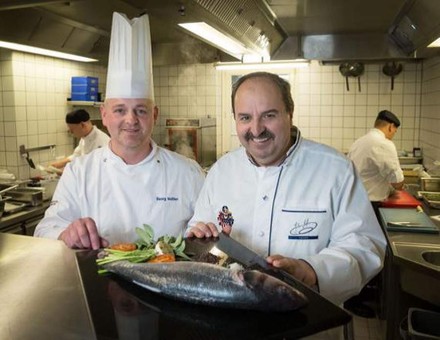 Küchenchef Georg Walter (links) mit Sternekoch Johann Lafer (rechts). (Foto: 12.18. Investment Management GmbH)
Georg Walter und Johann Lafer