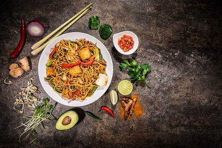 Ein veganes Gericht auf einem Tisch