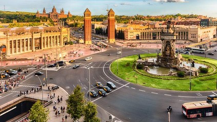 Panorama eines großen Kreisverkehrs in einer Stadt in Katalonien
