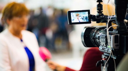 Vor der Wahl in diesem Jahr sprechen Christian Andresen, Präsident des Dehoga Berlin, und Bernhard Moser von der eat! Berlin mit den Berliner Spitzenkandidaten. (Foto: © Microgen – stock.adobe.com)
Interview das gefilmt wird