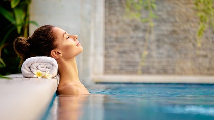 Eine Frau entspannt sich in einem Hotelpool