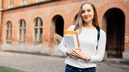 GVFH und DHA vergeben zwei Stipendien für die Weiterbildung Revenue Manager. (Foto: © F8studio – stock.adobe.com)
Junge Frau mit Büchern unter dem Arm