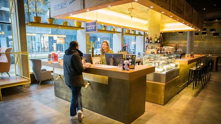 Mann in Hotel beim Check-in