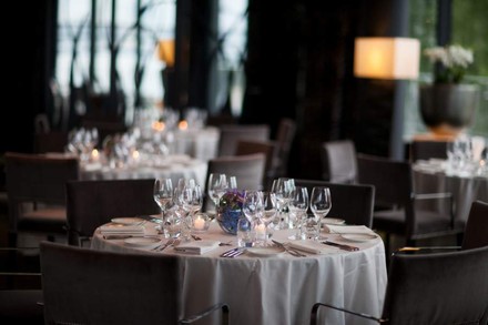 Sauber gedeckte Tische in einem Hotelrestaurant