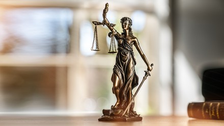 Die Justitia im Gerichtssaal