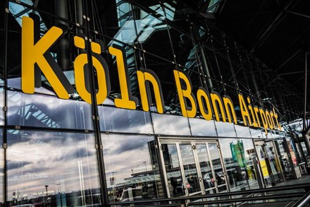 Der Eingang zum Köln Bonn Flughafen von außen