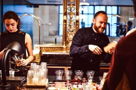 Zwei Servicekräfte bei der Arbeit an einer Bar