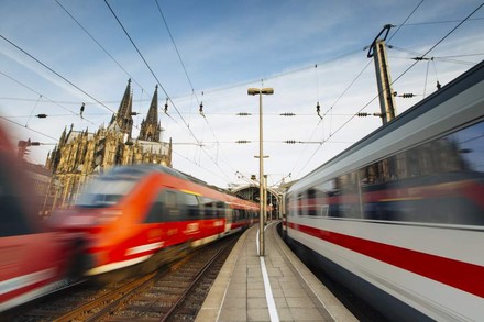 Vorbeirasende Züge an einem Bahnhof