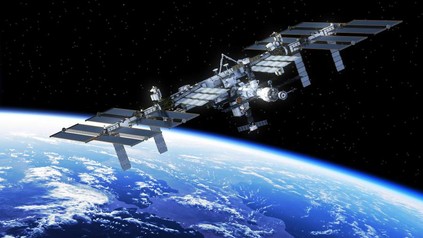 Die ISS im Weltall über der Erde