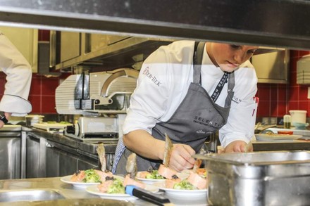 Ein Auszubildender beim Koch-Azubi-Contest bei der Arbeit