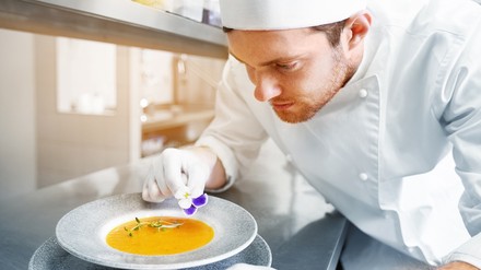 Ein Spitzenkoch im Restaurant