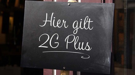 Schild mit der Aufschrift: Hier gilt 2G plus