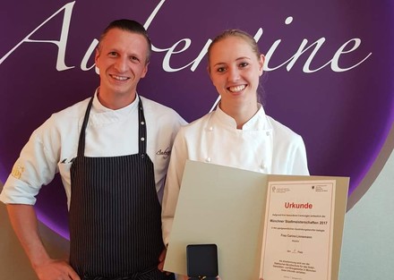 Maximilian Moser und Carina Linnemann mit der Urkunde der Münchner Stadtmeisterschaften 2017