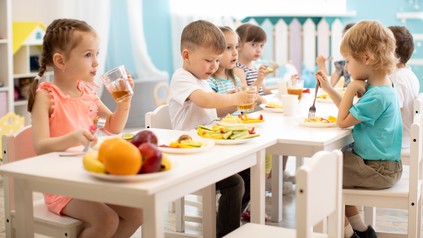 Kindergruppe ist gesundes Essen im Kindergarten