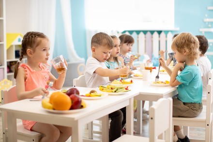 Kindergruppe ist gesundes Essen im Kindergarten