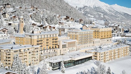 Das Hotel Kulm im Schnee von außen