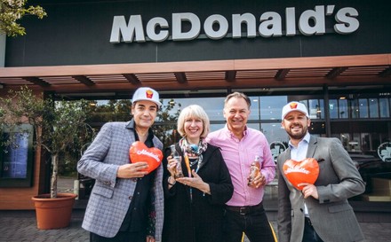 Almdudler-Boss Heribert Thomas Klein, McDonald’s Österreich Managing Director Isabelle Kuster, Almdudler-Geschäftsführer Gerhard Schilling und McDonald’s Österreich Director Marketing Jörg Pizzera