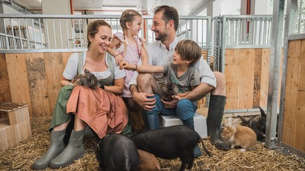 Inhaberfamilie des Klosterbräu & Spa mit den Tieren des Streichelzoos