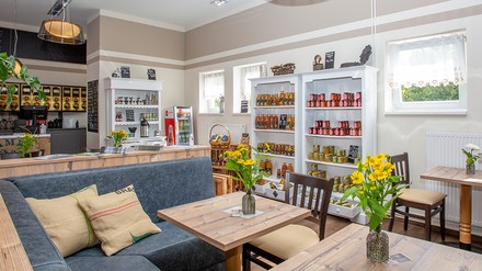 Sitzecke in der Kaffeerösterei Fleesensee