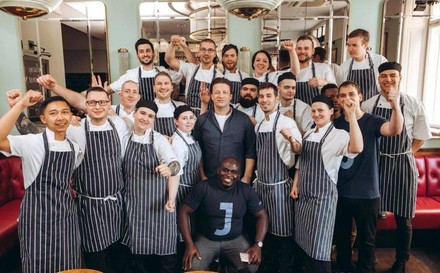Jamie Oliver mit Mitarbeitern seines Wiener Restaurants