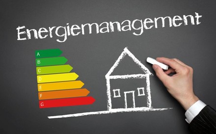 Schiefertafel, auf der „Energiemanagement“ steht