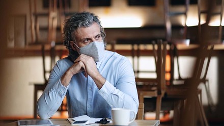 Weniger Gäste und deutliche Umsatzeinbußen sorgen dafür, dass sich die Lage der Schweizer Gastronomen immer weiter zuspitzt. (Foto: © Halfpoint – stock.adobe.com)
Gastronom schaut gedankenverloren aus dem Fenster