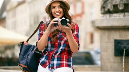 Eine junge Touristin fotografiert beim Fotografieren