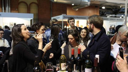 Ein Messestand auf der WEINmesse von Menschen umringt