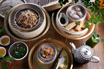 Chinesische Speisen und Getränke kunstvoll angerichtet