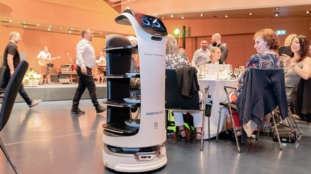 Der Serviceroboter Bella Bot im Einsatz (Foto: © Sebotics)
Ein Serviceroboter für die Gastronomie