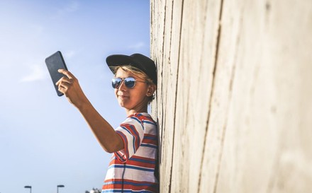 Teenager macht ein Selfie