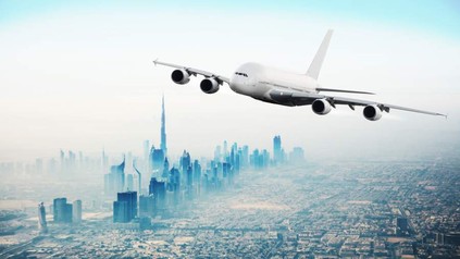 Ein Flugzeug fliegt über eine Stadt