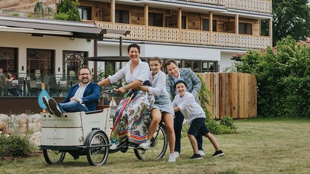 Hoteldirektor Christian Schauberger mit Inhaberfamilie Ortner-Zwicklbauer_