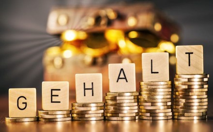 Viele Mitarbeiter machen klassische strategische Fehler, wenn sie um Gehaltserhöhungen bitten. (© fotolia.com/Eisenhans)
Das Wort Gehalt auf ansteigenden Stapeln mit Münzen vor einer Truhe mit Geld im Hintergrund.