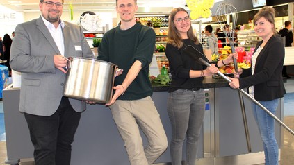 Arne Krause (2.v.l.) und Julia Regele (2.v.r.) vom Referat Ökologie des AStA der Justus-Liebig-Universität Gießen freuen sich zusammen mit Guido Wolf (l.), Leiter Hochschulgastronomie und Annabell Diehl (r.), Stv. Leiterin Hochschulgastronomie (beide Studentenwerk), auf den gemeinsam realisierten Kochwettbewerb