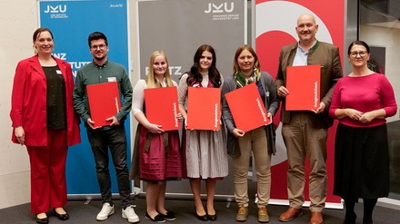 Neue eCoaches erhielten ihre Ausbildungs-Zertifikate. V.l.n.r.: Stephanie Schwarzenlander (eCoach Koordinatorin), Matthias Schmidhuber (Tourismusverband Linz), Julia Rabl (Tourismusverband Dachstein-Salzkammergut), Viktoria Barth (Tourismusverband Traunsee-Almtal), Natascha Brandner (Tourismusverband Steyr und die Nationalpark Region), Stefan Schimpl (Tourismusverband Traunsee-Almtal), Herta Neiß (Leiterin Aufbaustudium MBA Tourismusmanagement). (Foto: © Oberösterreich Tourismus GmbH/Matin Fickert)
: Neue eCoaches erhielten ihre Ausbildungs-Zertifikate