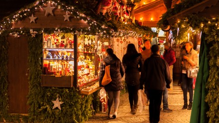 Menschen schlendern über den Weihnachtsmarkt