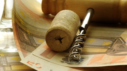 Geld und Weinkorken
