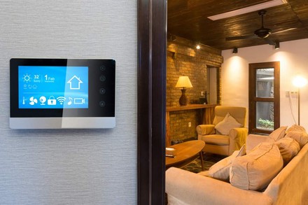 Ein modern eingerichtetes Zimmer mit einem Display, dass das Datum und die Temperatur anzeigt