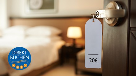 Offene Tür, wodurch man in ein Hotelzimmer blicken kann