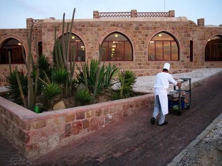 Das Mövenpick Resort El Quseir in Ägypten erhielt die Auszeichnung aufgrund seiner Konzepte im Korallenschutz.
(©Picture-alliance/keystone)
Das Mövenpick Resort El Quseir in Ägypten von außen