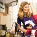 Sarah Wiener mit Kindern beim kochen