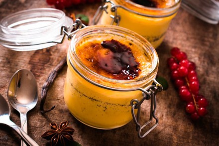 Lebkuchen Creme brulee in einem Gläschen, daneben liegen zwei Teelöffel