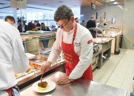 Der Spitzenkoch Harald Wohlfahrt kocht regelmäßig in Betriebsrestaurants der Unternehmensgruppe Fischer in Waldachtal. (Foto: dpa)
Harald Wohlfahrt bei der Zubereitung eines Gerichts