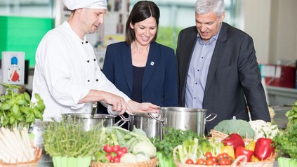 (v. l.): Markus Stacherl (Koch in der Entwicklungsküche von Gourmet), Andrea Johanides (Geschäftsführerin des WWF Österreich) und Herbert Fuchs (Geschäftsführer von Gourmet)