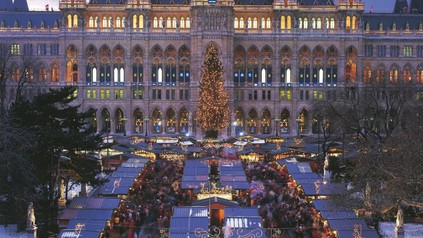 Panorama des Wiener Christkindlmarktes mit vielen Besuchern